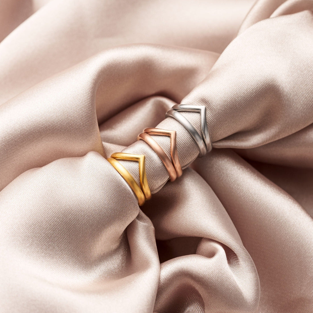 V-Midi-Rings and simple bands